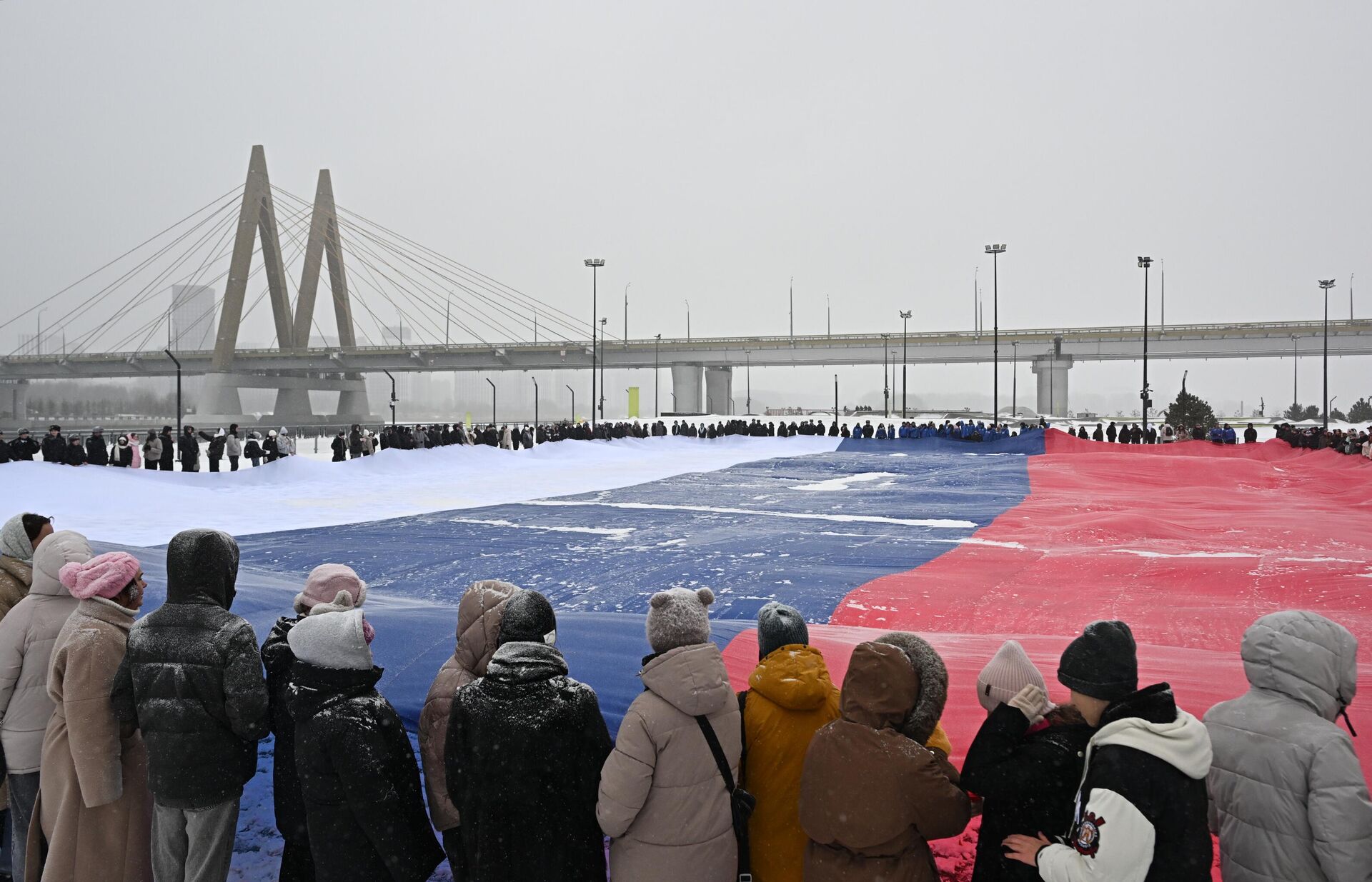 Развертывание флага России в преддверии Дня Конституции на Кремлевской набережной в Казани Развертывание флага России в преддверии Дня Конституции на Кремлевской набережной в Казани - Sputnik Казахстан, 1920, 12.12.2025