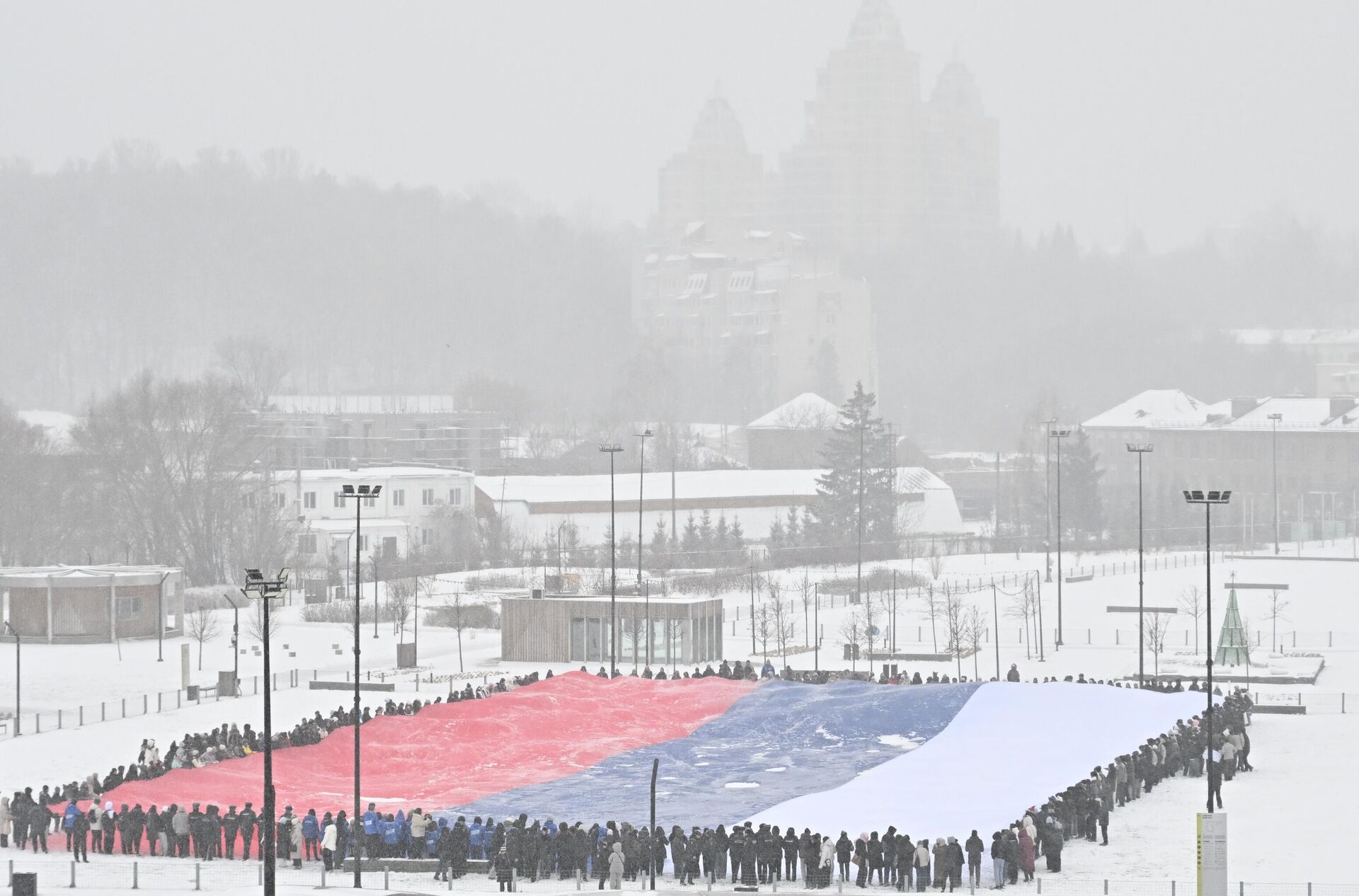 Развертывание флага России в преддверии Дня Конституции на Кремлевской набережной в Казани Развертывание флага России в преддверии Дня Конституции на Кремлевской набережной в Казани - Sputnik Казахстан, 1920, 12.12.2025