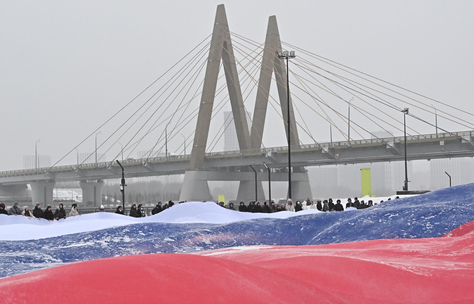 Развертывание флага России в преддверии Дня Конституции на Кремлевской набережной в Казани Развертывание флага России в преддверии Дня Конституции на Кремлевской набережной в Казани - Sputnik Казахстан, 1920, 12.12.2025