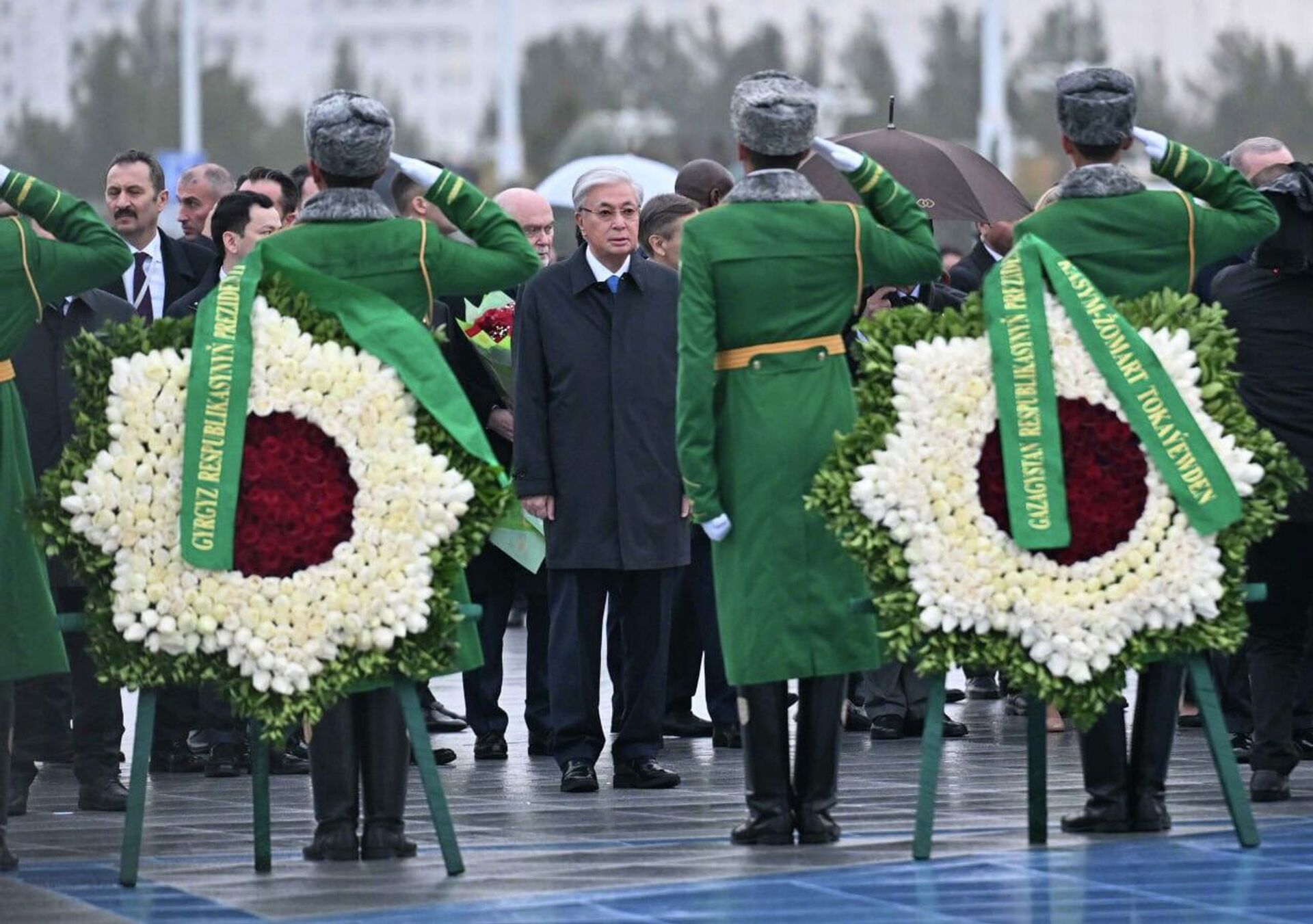 Токаев возложил венок к Монументу Нейтралитета в Ашхабаде - Sputnik Казахстан, 1920, 12.12.2025