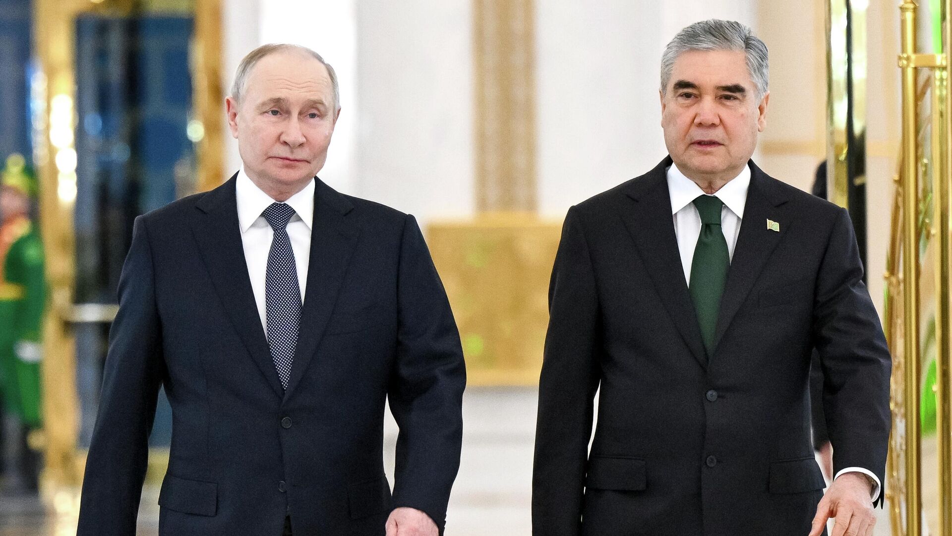 Президент РФ Владимир Путин и председатель народного совета Туркменистана Гурбангулы Бердымухамедов во время встречи в Ашхабаде - Sputnik Казахстан, 1920, 12.12.2025