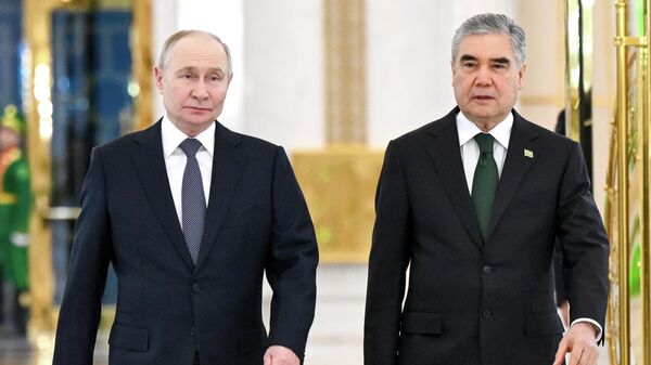 Президент РФ Владимир Путин и председатель народного совета Туркменистана Гурбангулы Бердымухамедов во время встречи в Ашхабаде - Sputnik Казахстан
