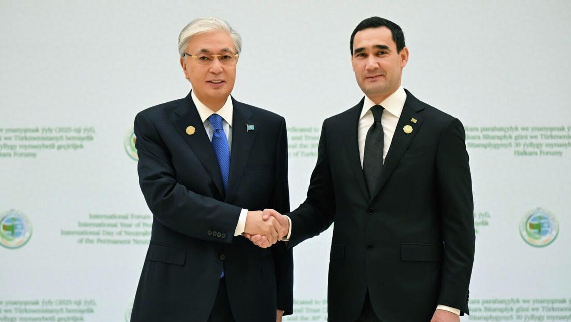 Касым-Жомарт Токаев и Сердар Бердымухамедов в Конгресс-центре перед форумом - Sputnik Казахстан, 1920, 12.12.2025