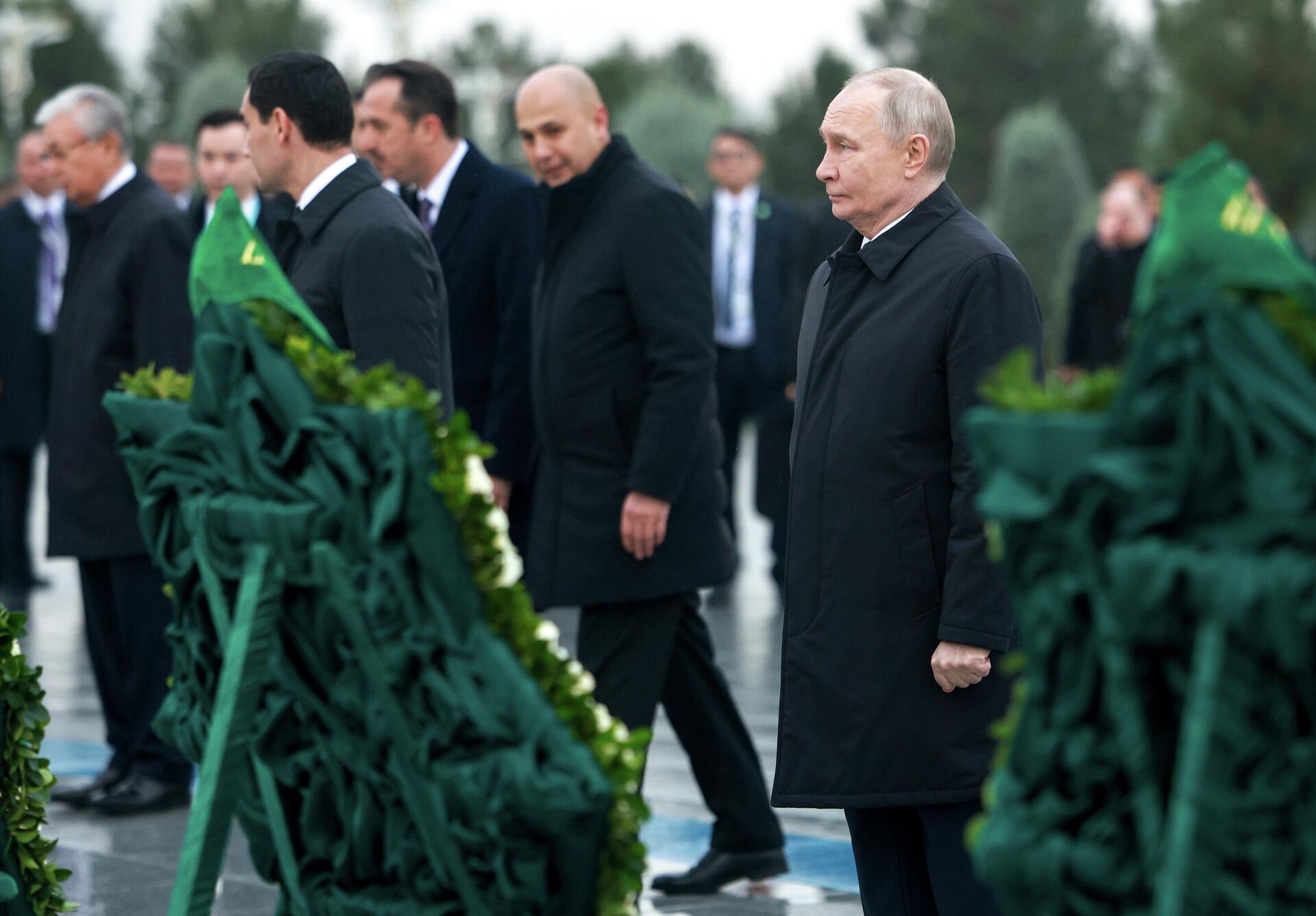Президент РФ Владимир Путин на церемонии возложения цветов к Монументу Нейтралитета в Ашхабаде - Sputnik Казахстан, 1920, 12.12.2025