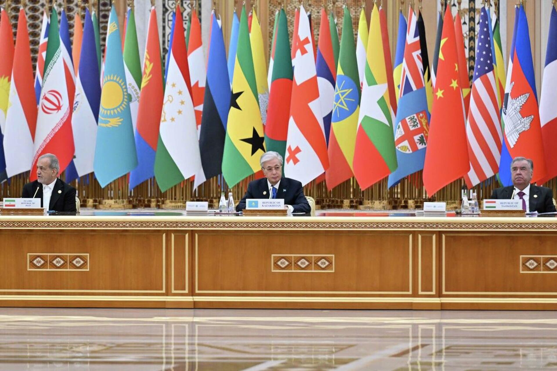 Касым-Жомарт Токаев принимает участие в Международном форуме мира и доверия в Ашхабаде - Sputnik Казахстан, 1920, 12.12.2025