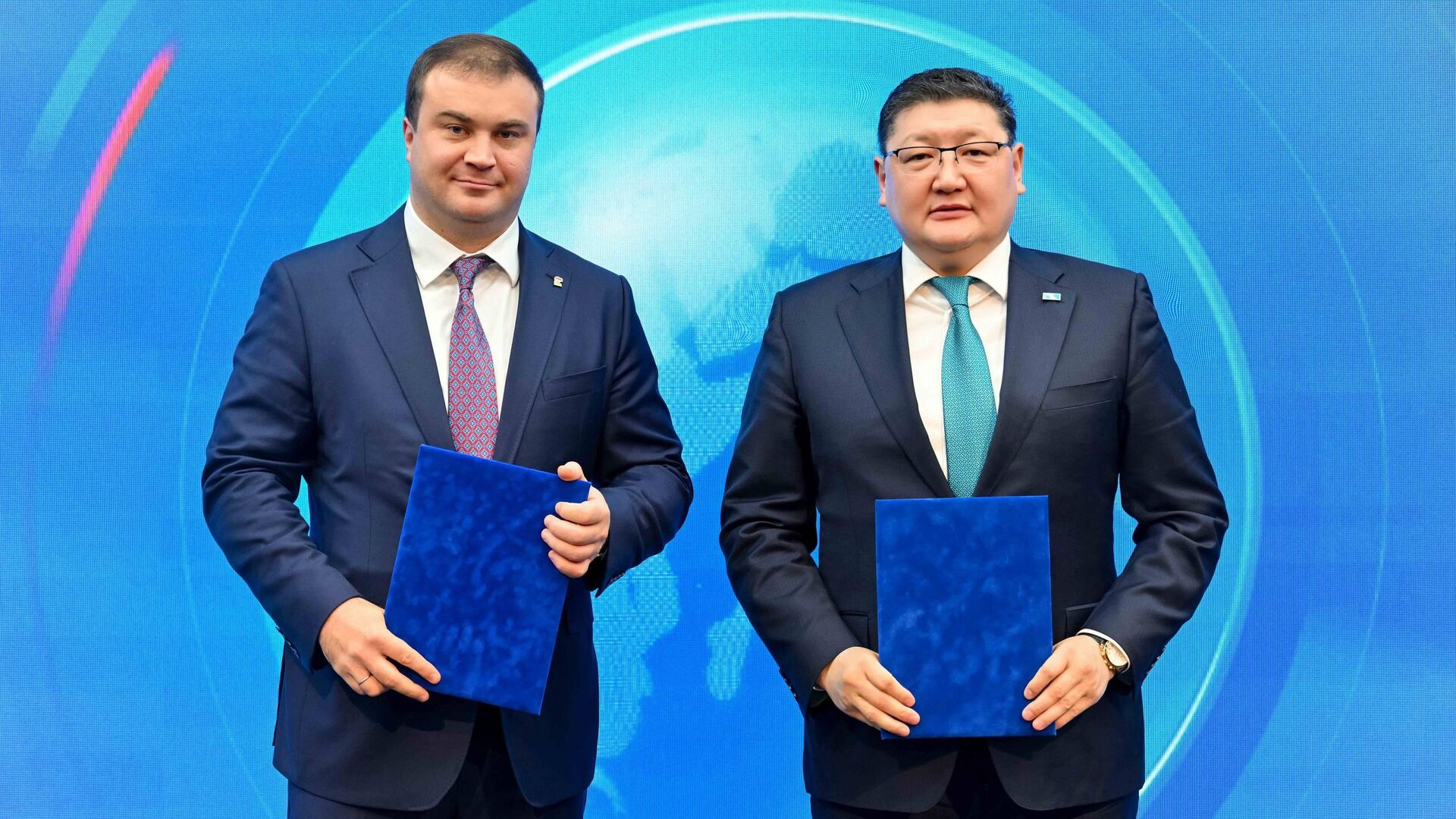 Губернатор Омской области Виталий Хоценко и аким Абайской области Берик Уали  - Sputnik Казахстан, 1920, 12.12.2025