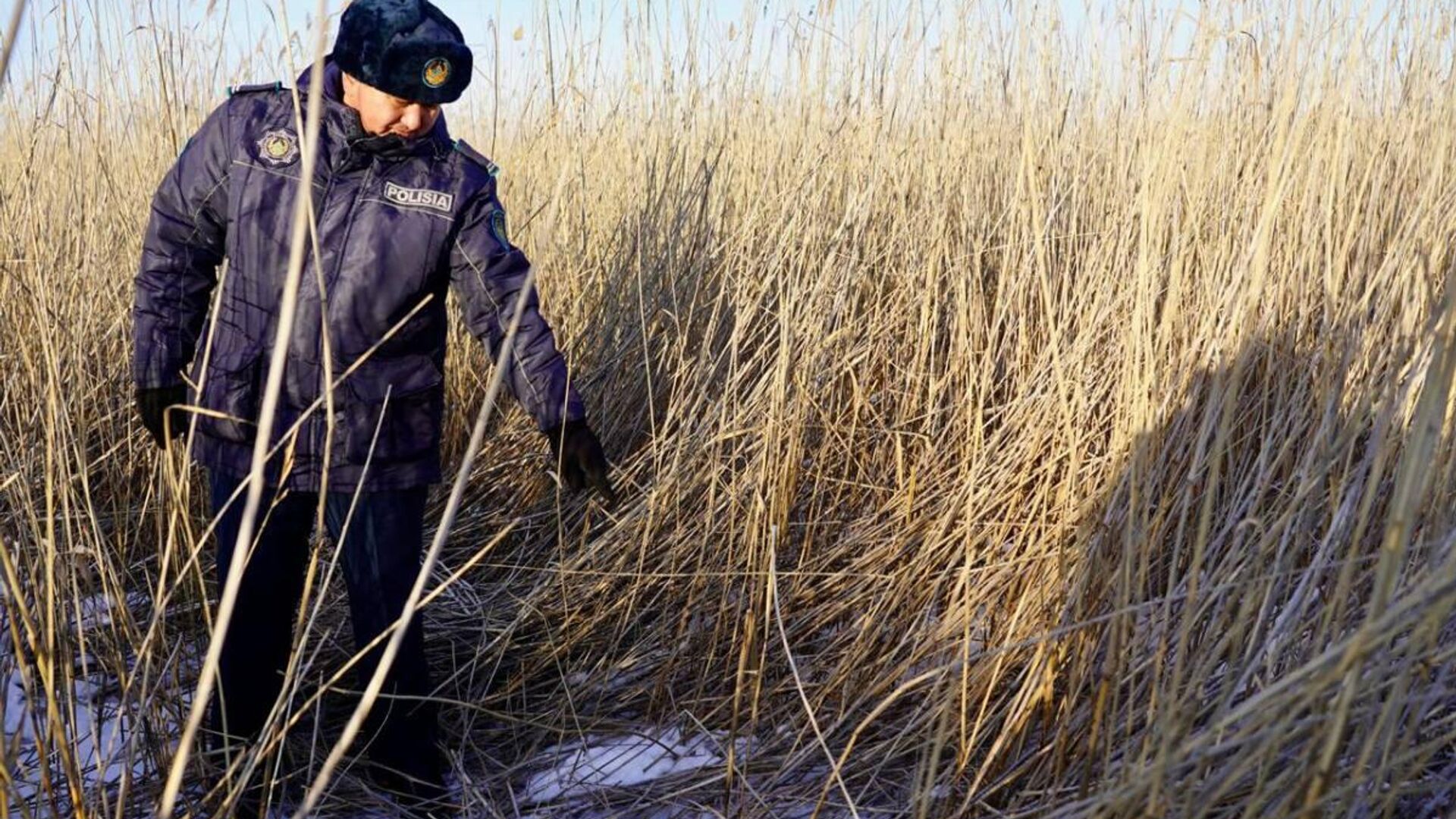 Полицей мұз құрсауында 7 сағат қалып қойған балықшының өмірін сақтап қалды - Sputnik Қазақстан, 1920, 12.12.2025