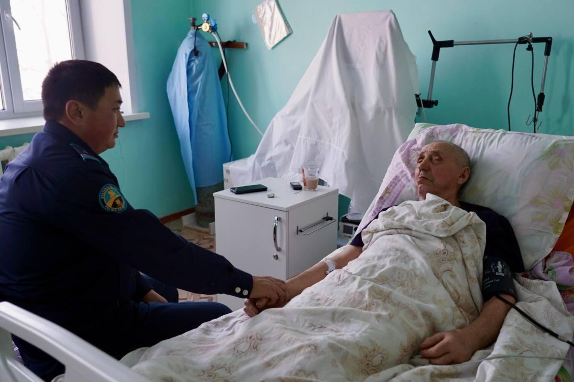 Полицей мұз құрсауында 7 сағат қалып қойған балықшының өмірін сақтап қалды - Sputnik Қазақстан, 1920, 12.12.2025