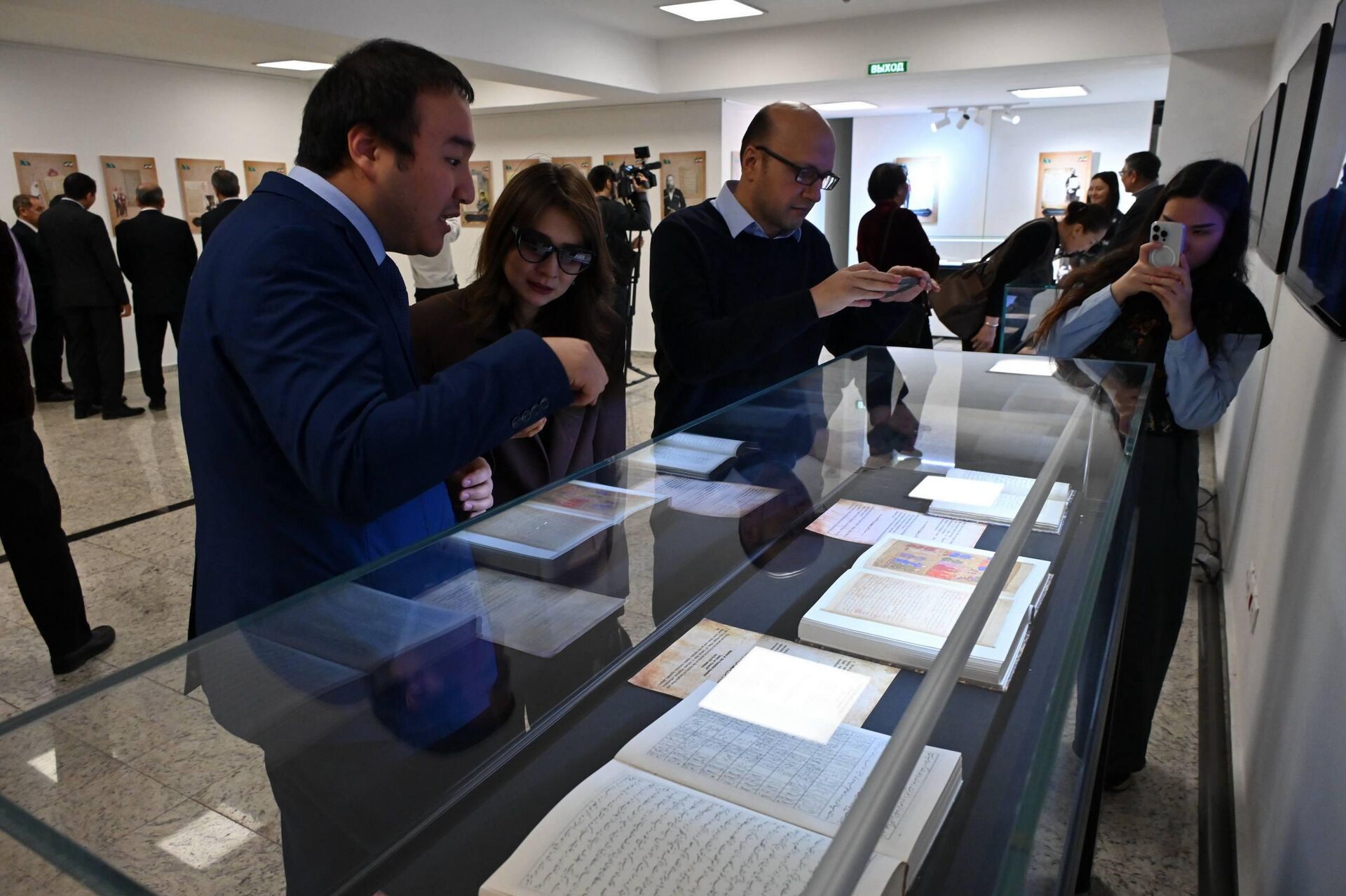 Персидские рукописи о Казахском ханстве впервые представлены в Казахстане Персидские рукописи о Казахском ханстве впервые представлены в Казахстане - Sputnik Казахстан, 1920, 13.12.2025