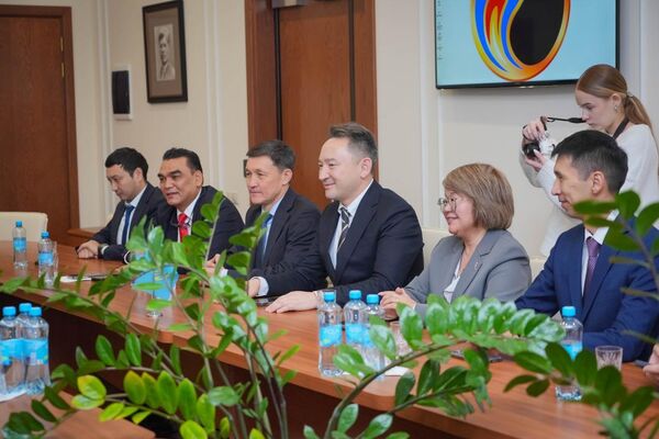 Министр науки и высшего образования РК Саясат Нурбек посетил ряд ведущих высших учебных заведений и научно-исследовательских центров Москвы. Министр науки и высшего образования РК Саясат Нурбек посетил ряд ведущих высших учебных заведений и научно-исследовательских центров Москвы. - Sputnik Казахстан