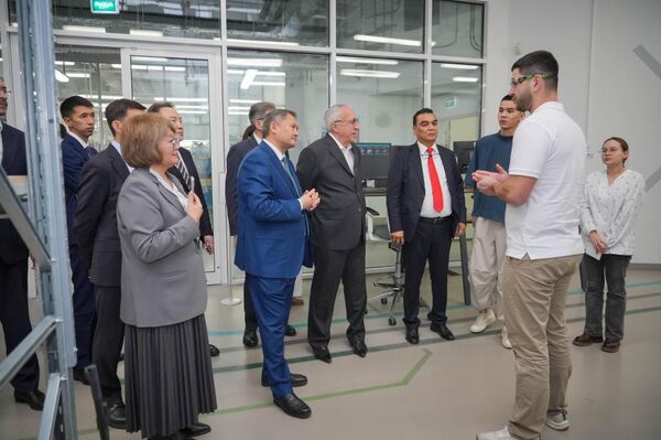 Министр науки и высшего образования РК Саясат Нурбек посетил ряд ведущих высших учебных заведений и научно-исследовательских центров Москвы. Министр науки и высшего образования РК Саясат Нурбек посетил ряд ведущих высших учебных заведений и научно-исследовательских центров Москвы. - Sputnik Казахстан