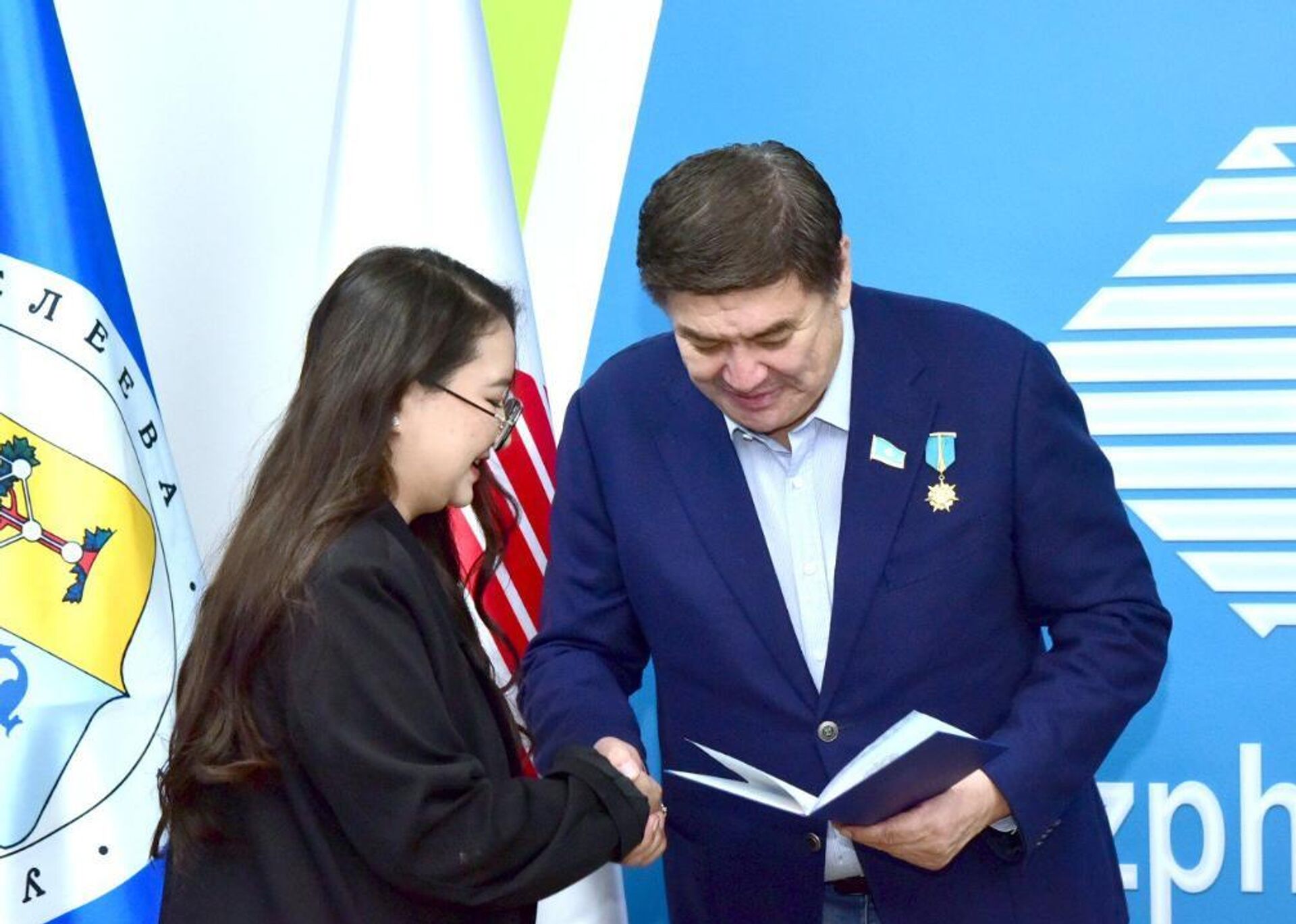 Первые двойные дипломы выпускникам совместной программы РХТУ и Университета Дулати в Таразе Первые двойные дипломы выпускникам совместной программы РХТУ и Университета Дулати в Таразе - Sputnik Казахстан, 1920, 13.12.2025