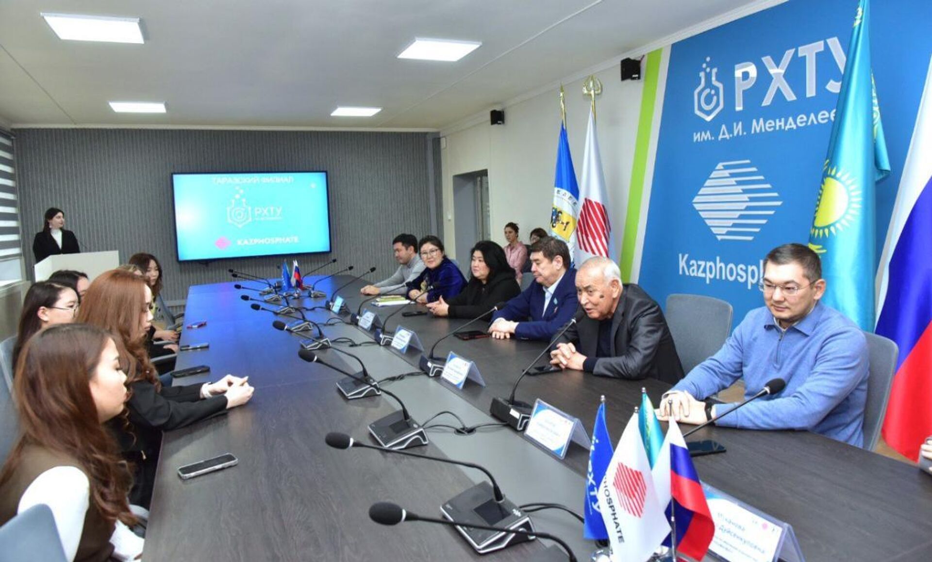 Первые двойные дипломы выпускникам совместной программы РХТУ и Университета Дулати в Таразе Первые двойные дипломы выпускникам совместной программы РХТУ и Университета Дулати в Таразе - Sputnik Казахстан, 1920, 13.12.2025