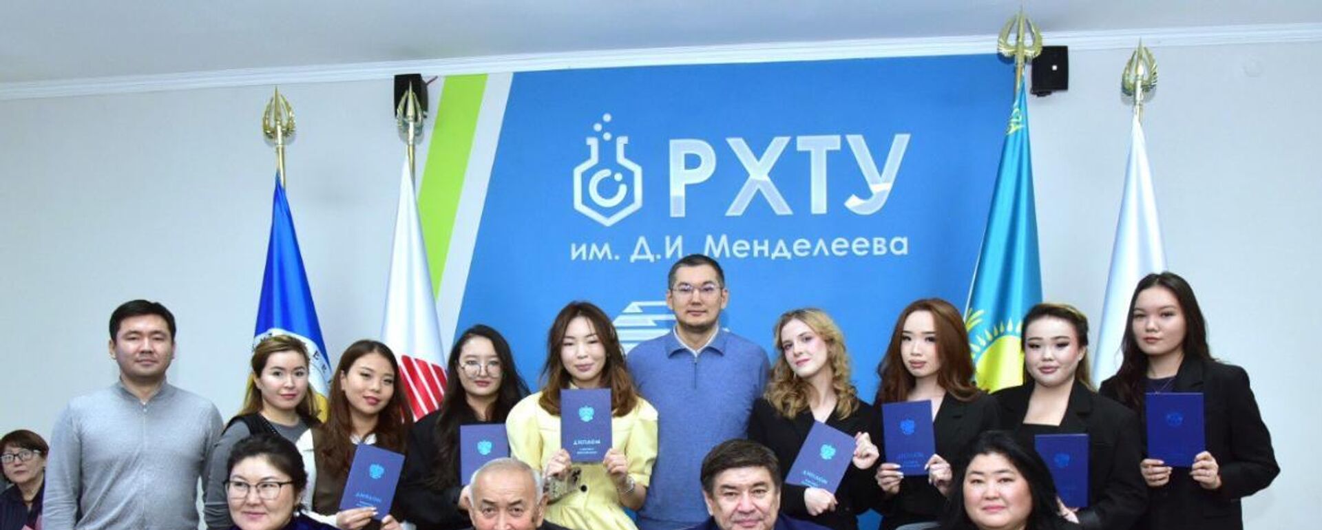 Таразда университет түлектері Қазақстан мен Ресейдің қос дипломын алды Таразда университет түлектері Қазақстан мен Ресейдің қос дипломын алды - Sputnik Қазақстан, 1920, 13.12.2025