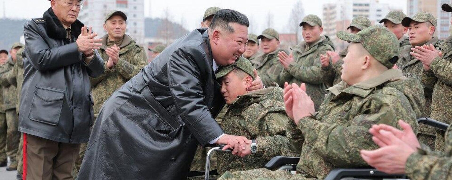Ким Чен Ын высоко оценил боевые успехи саперов, вернувшихся из Курской области Ким Чен Ын высоко оценил боевые успехи саперов, вернувшихся из Курской области - Sputnik Казахстан, 1920, 13.12.2025