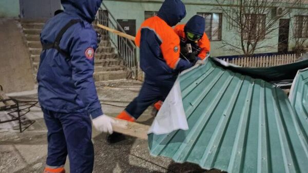 Атырау облысында қатты дауыл ғимарат шатырларын ұшырып әкетті - Sputnik Қазақстан