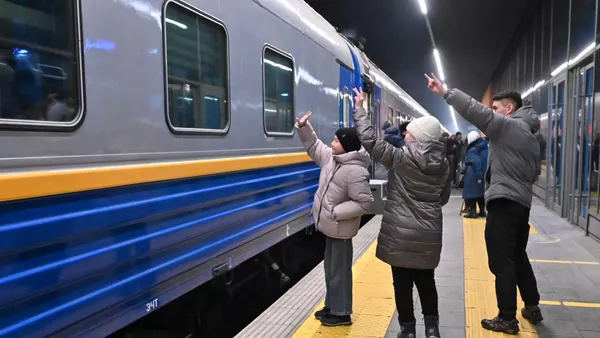 Поезд по новому маршруту Астана — Омск отправился из столицы Казахстана  - Sputnik Казахстан