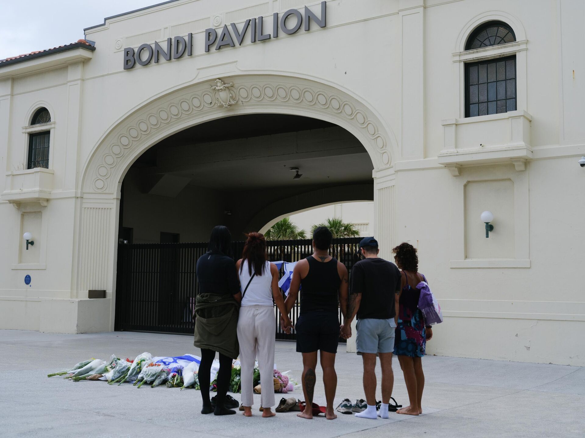 Люди собрались почтить память погибших при теракте на пляже Бонди в Сиднее - Sputnik Казахстан, 1920, 15.12.2025