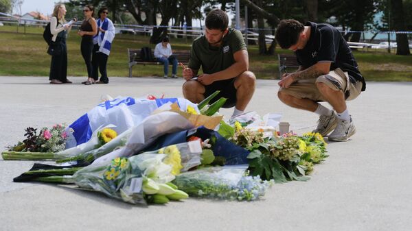 Люди собрались почтить память погибших при теракте на пляже Бонди в Сиднее - Sputnik Казахстан