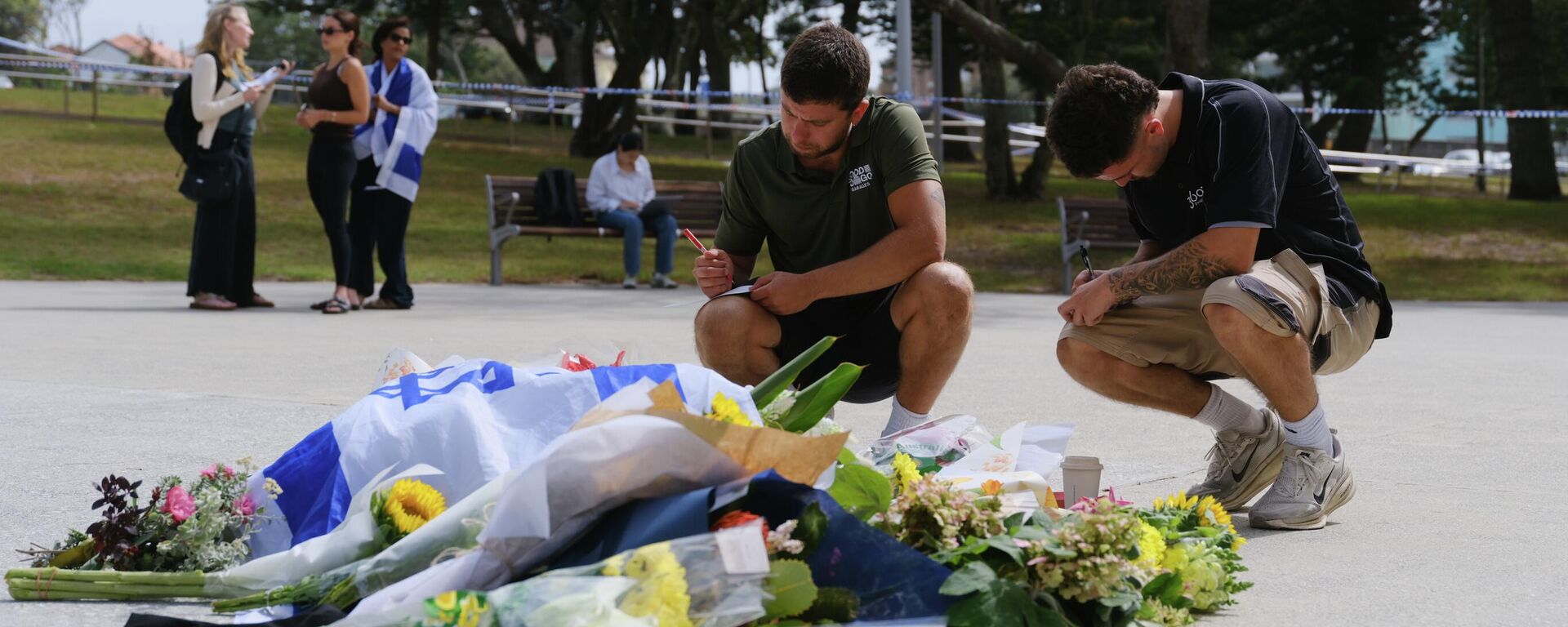 Люди собрались почтить память погибших при теракте на пляже Бонди в Сиднее - Sputnik Казахстан, 1920, 15.12.2025