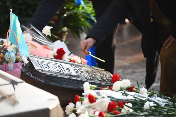 Алматы жұртшылығы Тәуелсіздік монументіне гүл шоқтарын қойып, Желтоқсан құрбандарын еске алды. - Sputnik Қазақстан