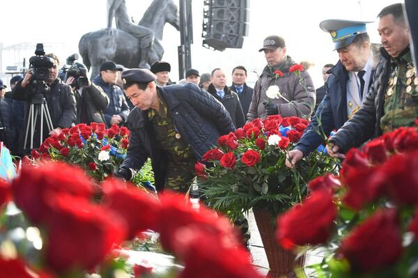Алматы жұртшылығы Тәуелсіздік монументіне гүл шоқтарын қойып, Желтоқсан құрбандарын еске алды. - Sputnik Қазақстан