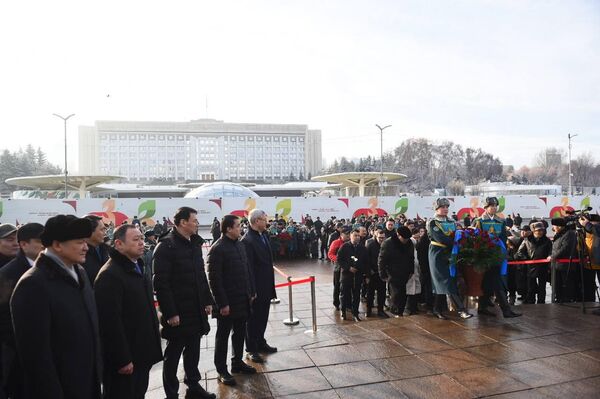 Алматы жұртшылығы Тәуелсіздік монументіне гүл шоқтарын қойып, Желтоқсан құрбандарын еске алды. - Sputnik Қазақстан