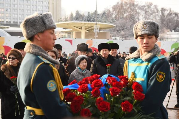 Алматы жұртшылығы Тәуелсіздік монументіне гүл шоқтарын қойып, Желтоқсан құрбандарын еске алды. - Sputnik Қазақстан