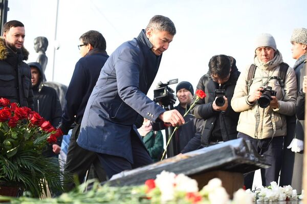 Алматы жұртшылығы Тәуелсіздік монументіне гүл шоқтарын қойып, Желтоқсан құрбандарын еске алды. - Sputnik Қазақстан
