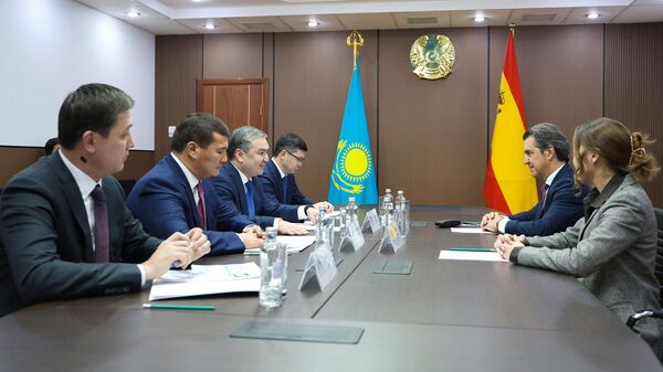 Министр промышленности и строительства Ерсайын Нагаспаев и гендиректор ТОО РОКА Казахстан – дочернего предприятия испанской компании Roca Group Даниэль Эрнандес подписали договор о строительстве завода по производству сантехники в Кызылординской области - Sputnik Казахстан