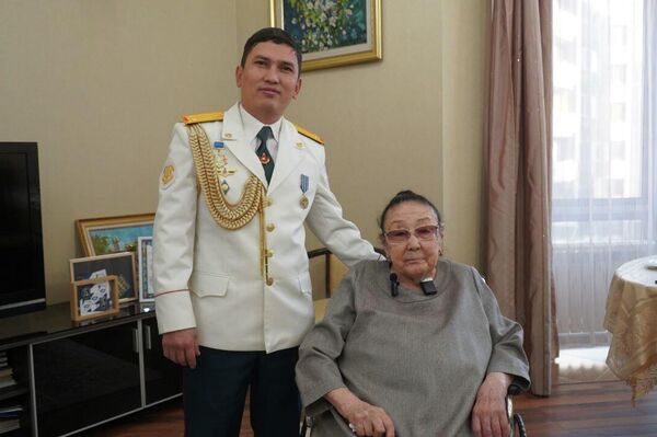 Алматыда әскери қызметшілер Бибігүл Төлегенованы туған күнімен құттықтады Алматыда әскери қызметшілер Бибігүл Төлегенованы туған күнімен құттықтады - Sputnik Қазақстан