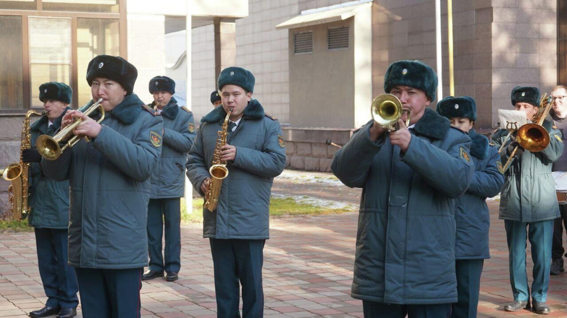 Военные в Алматы поздравили Бибигуль Тулегенову с днем рождения - Sputnik Казахстан, 1920, 16.12.2025