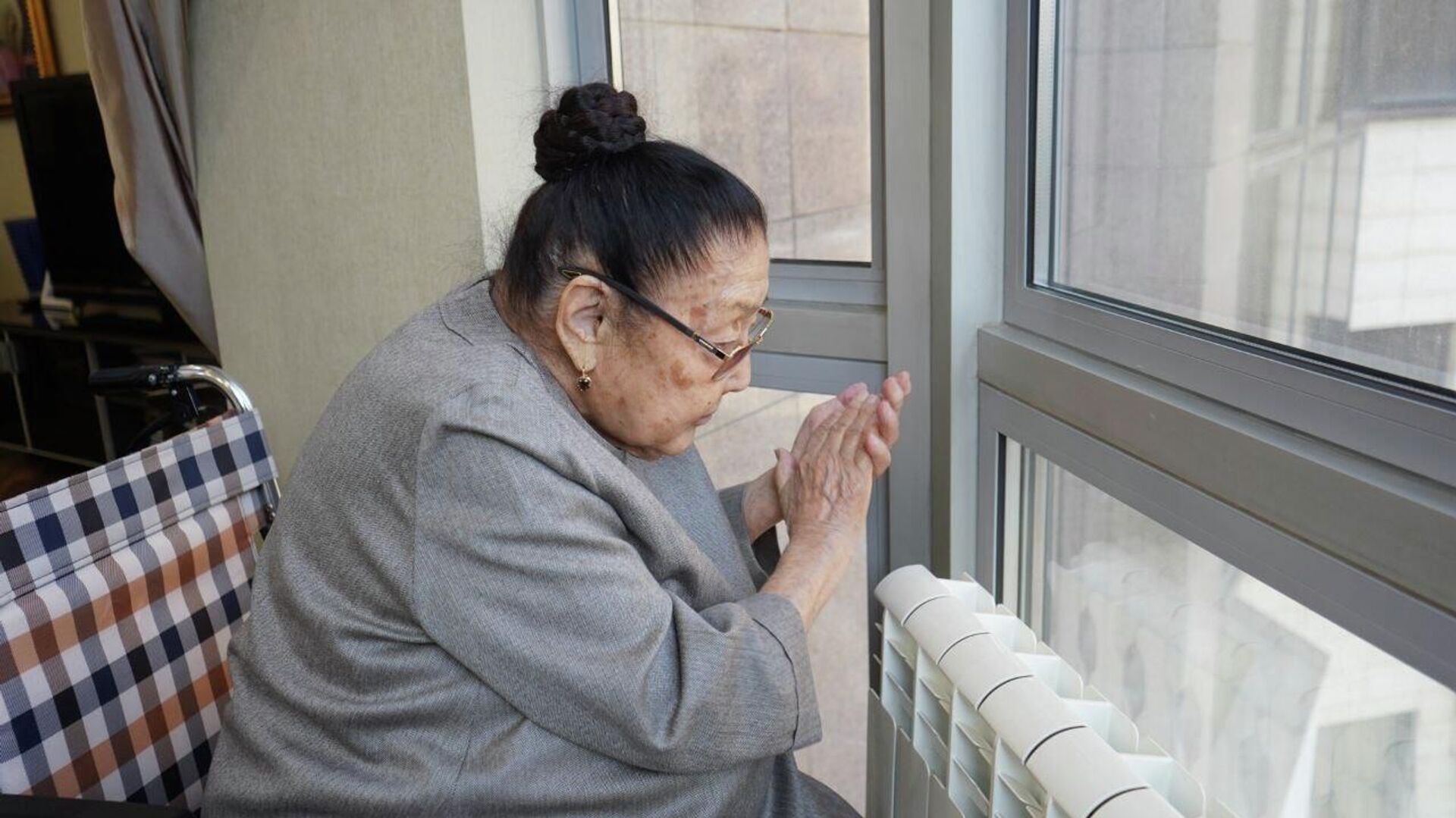 Военные в Алматы поздравили Бибигуль Тулегенову с днем рождения - Sputnik Казахстан, 1920, 16.12.2025