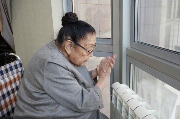 Алматыда әскери қызметшілер Бибігүл Төлегенованы туған күнімен құттықтады Алматыда әскери қызметшілер Бибігүл Төлегенованы туған күнімен құттықтады - Sputnik Қазақстан