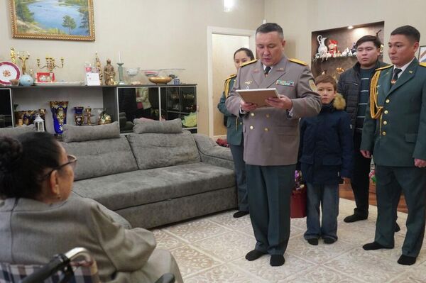 Алматыда әскери қызметшілер Бибігүл Төлегенованы туған күнімен құттықтады Алматыда әскери қызметшілер Бибігүл Төлегенованы туған күнімен құттықтады - Sputnik Қазақстан
