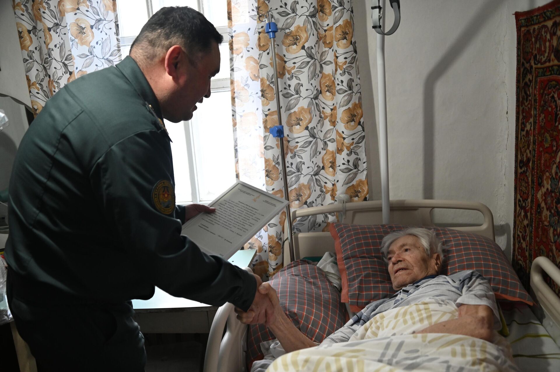 В Караганде поздравили ветерана Великой Отечественной войны Виктора Шелудякова со 100-летием - Sputnik Казахстан, 1920, 16.12.2025