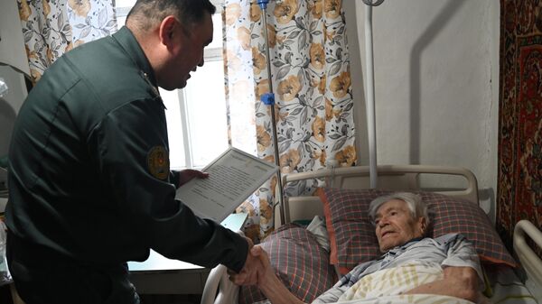 Қарағандыда әскерилер соғыс ардагері Виктор Шелудяковты 100 жасқа толуымен құттықтады - Sputnik Қазақстан