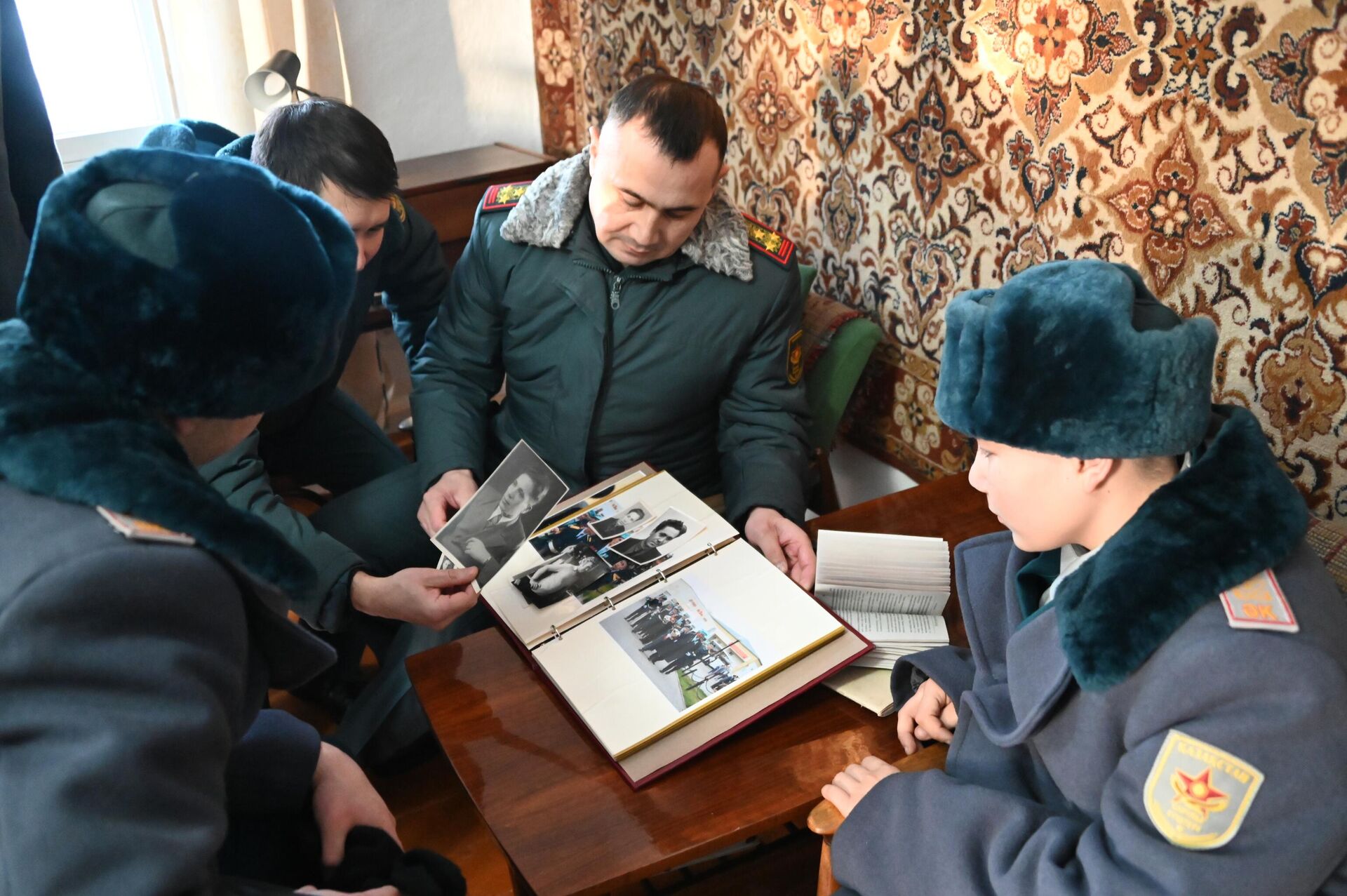 В Караганде поздравили ветерана Великой Отечественной войны Виктора Шелудякова со 100-летием - Sputnik Қазақстан, 1920, 16.12.2025