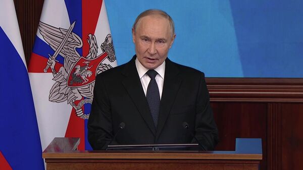 Владимир Путин выступает на коллегии Минобороны России, архивное фото  - Sputnik Казахстан