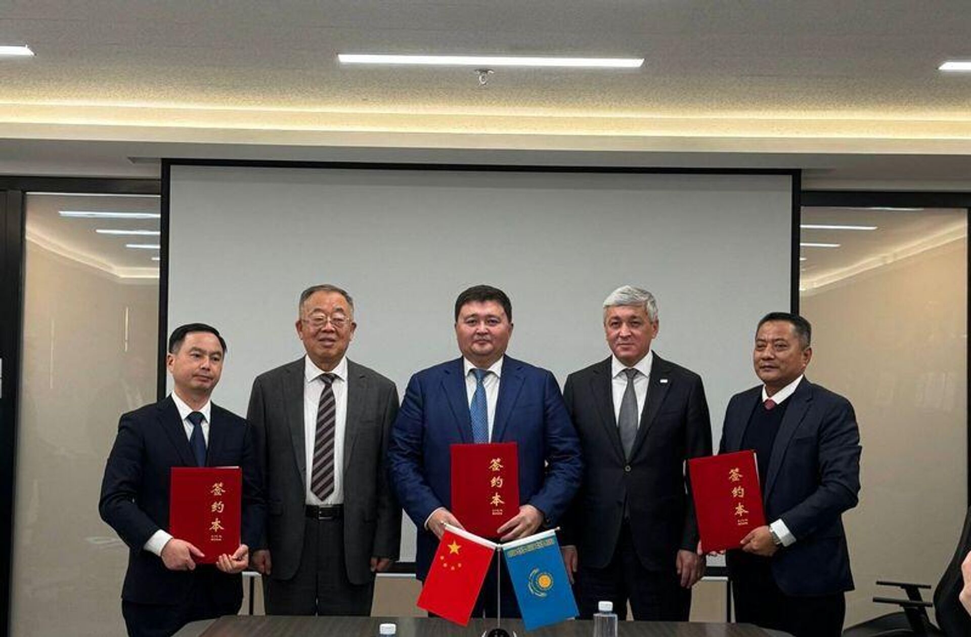 В китайском Урумчи начало работу региональное представительство Карагандинской области - Sputnik Казахстан, 1920, 17.12.2025