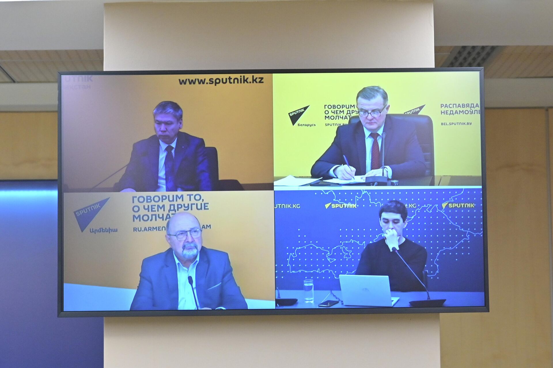 Видеомост Можно ли увеличить продолжительность жизни с помощью ИИ в медицине с участием Григория Онищенко Видеомост Можно ли увеличить продолжительность жизни с помощью ИИ в медицине с участием Григория Онищенко - Sputnik Казахстан, 1920, 17.12.2025