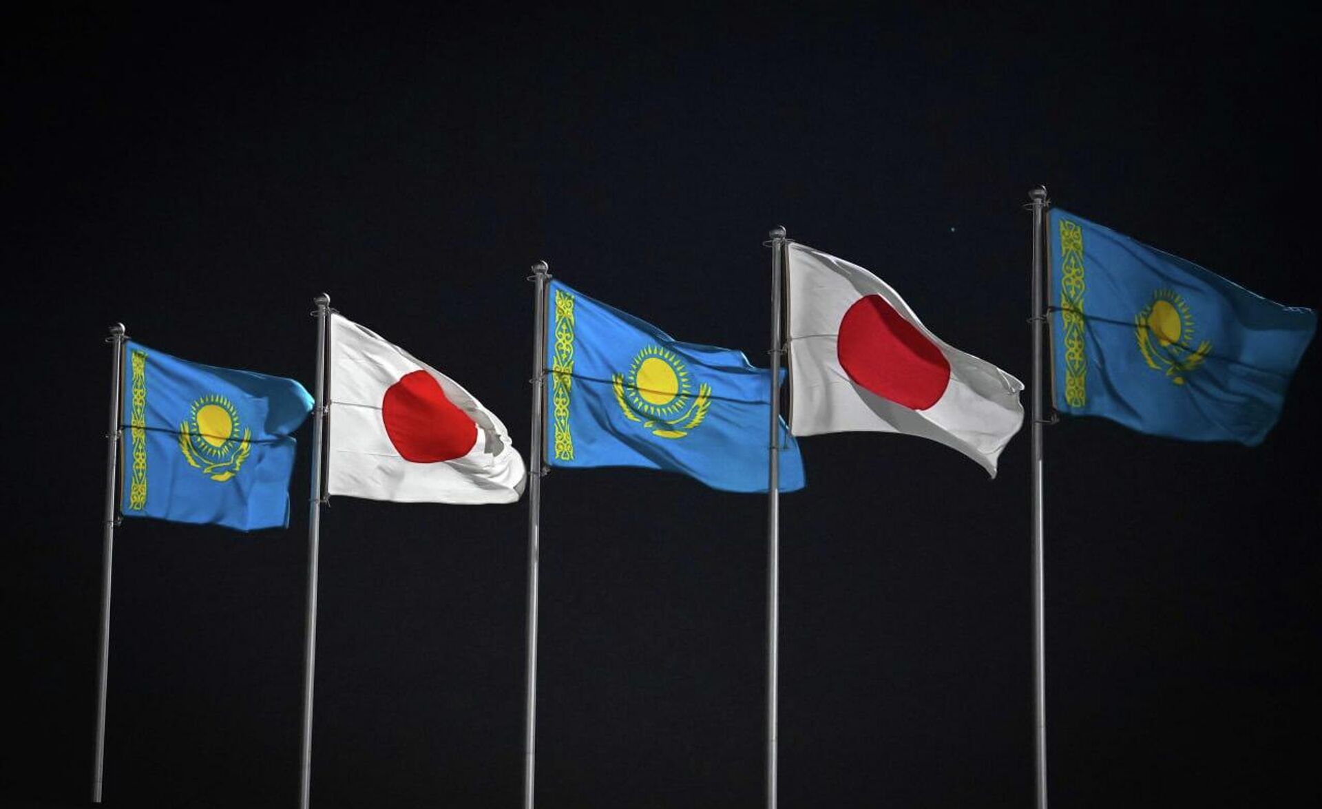 Касым-Жомарт Токаев прибыл в Японию с официальным визитом - Sputnik Казахстан, 1920, 17.12.2025