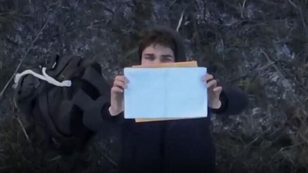 Жители Купянска показали записку с просьбой о спасении подлетевшему дрону ВС России - Sputnik Казахстан