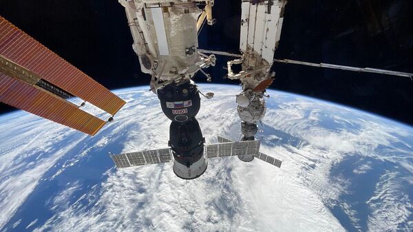 Съемка из иллюминатора купола в день, когда впервые в истории МКС заняты все стыковочные узлы - Sputnik Казахстан