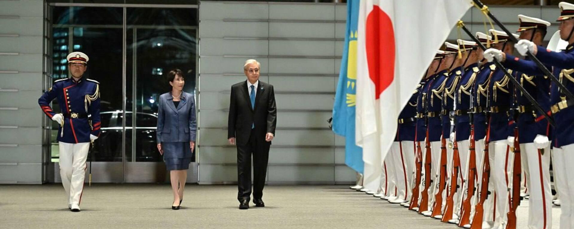 Жапония премьер-министрінің офисінде президент Қасым-Жомарт Тоқаевты салтанатты қарсы алу рәсімі өтті - Sputnik Қазақстан, 1920, 18.12.2025