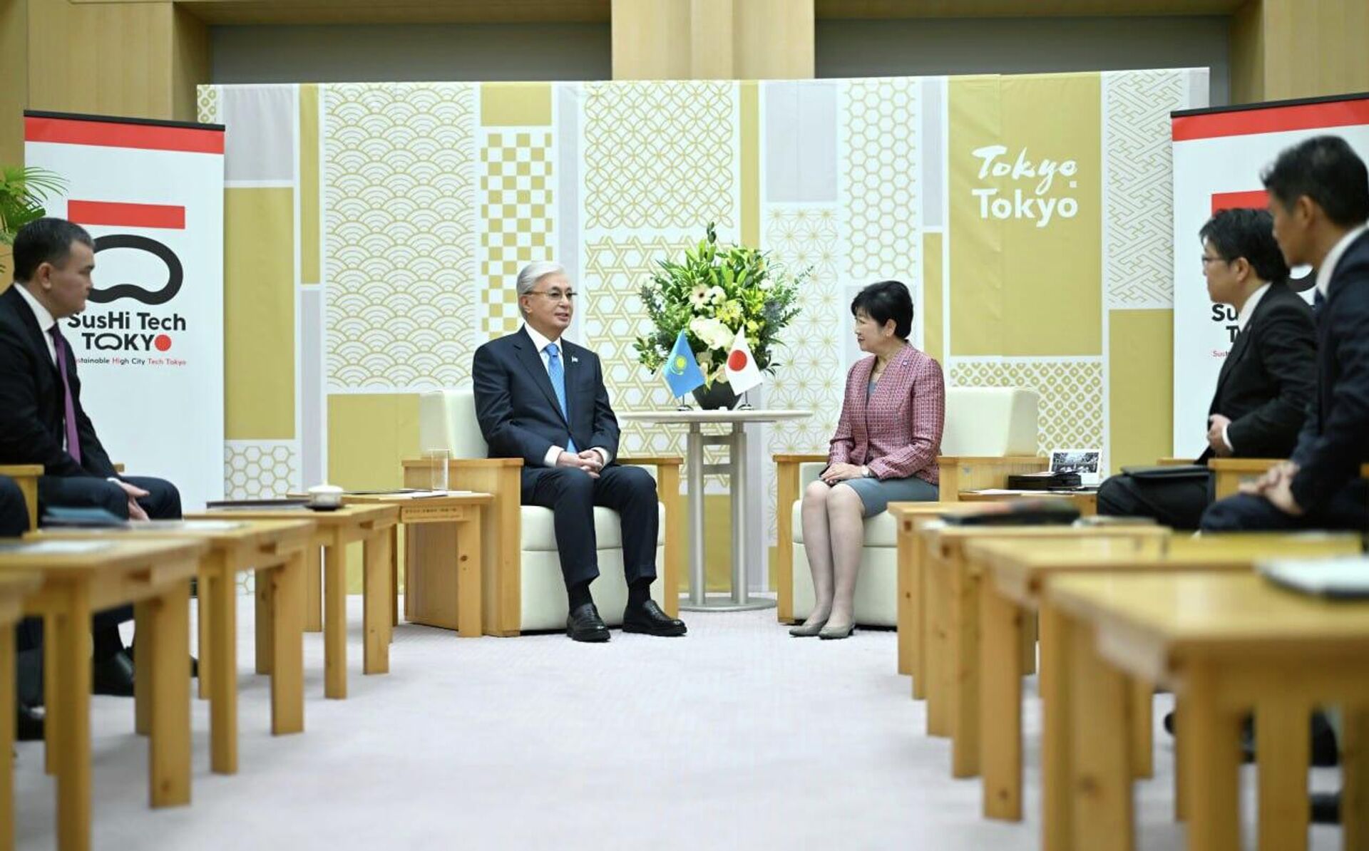 Касым-Жомарт Токаев провел встречу с губернатором Токио Юрико Коикэ - Sputnik Казахстан, 1920, 19.12.2025