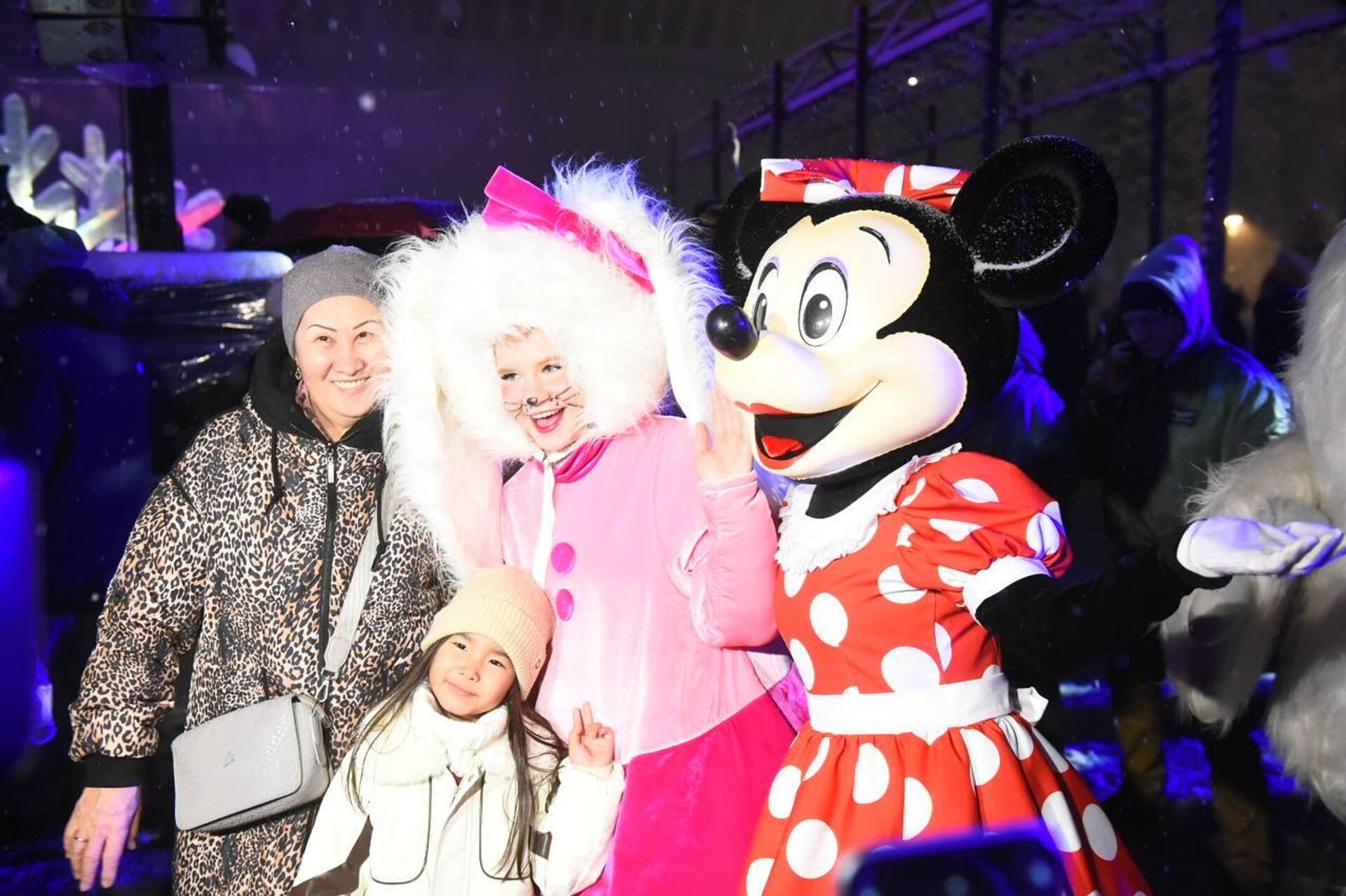 В Алматы зажгли главную новогоднюю елку - Sputnik Қазақстан, 1920, 19.12.2025