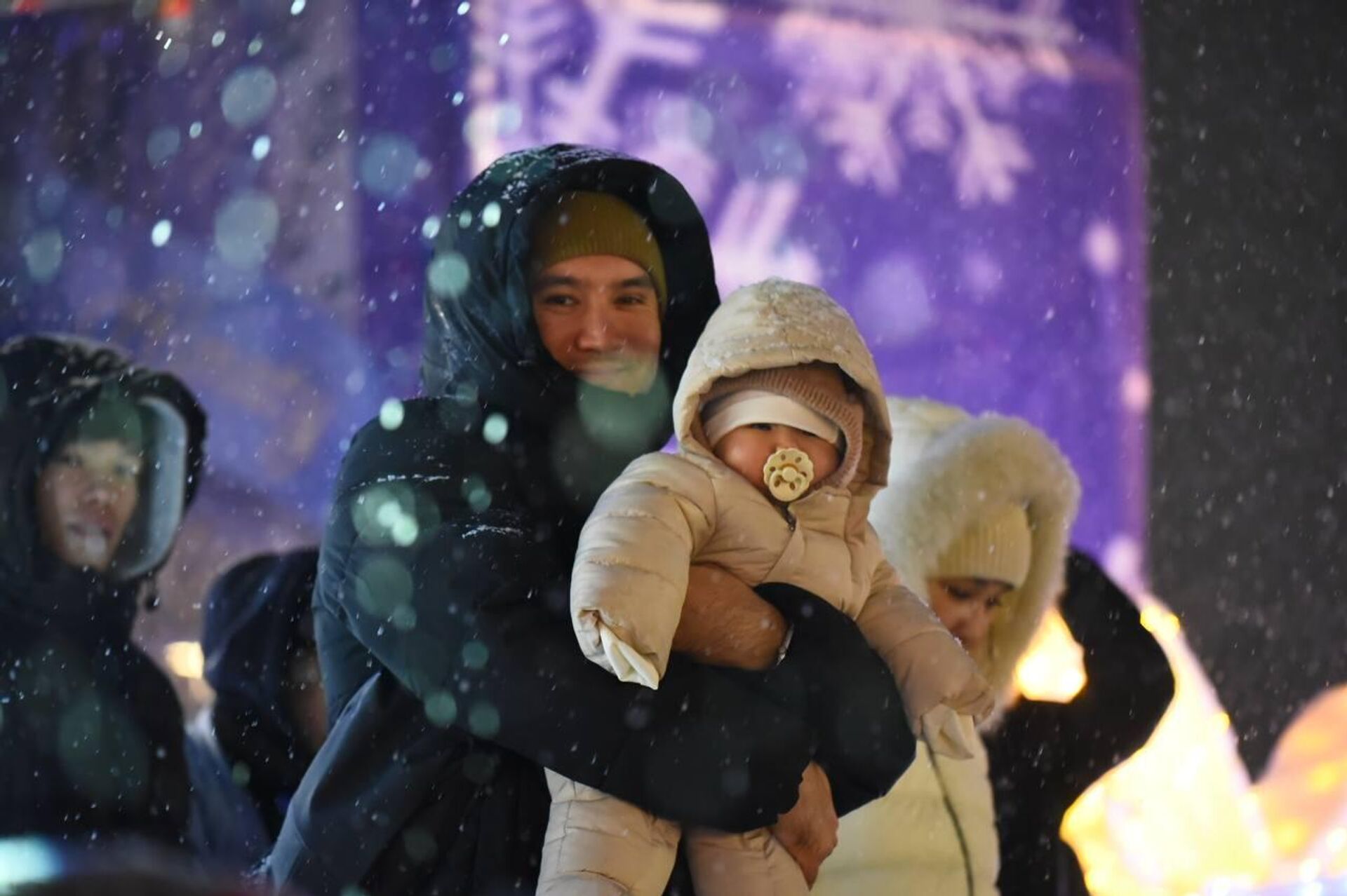 В Алматы зажгли главную новогоднюю елку - Sputnik Қазақстан, 1920, 19.12.2025