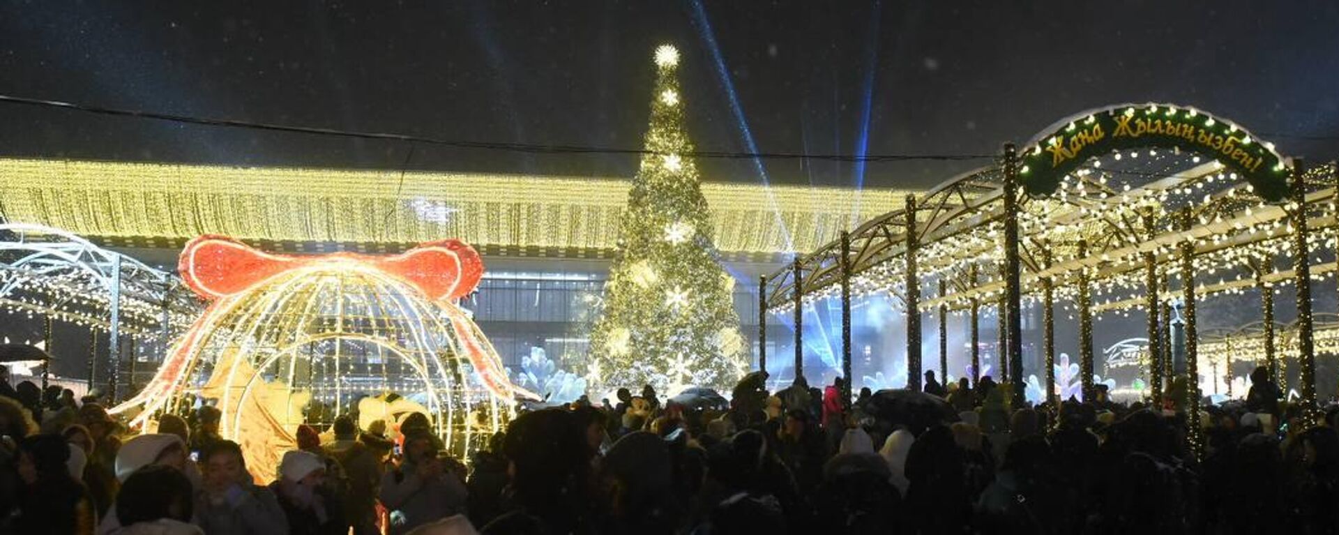 В Алматы зажгли главную новогоднюю елку - Sputnik Казахстан, 1920, 19.12.2025