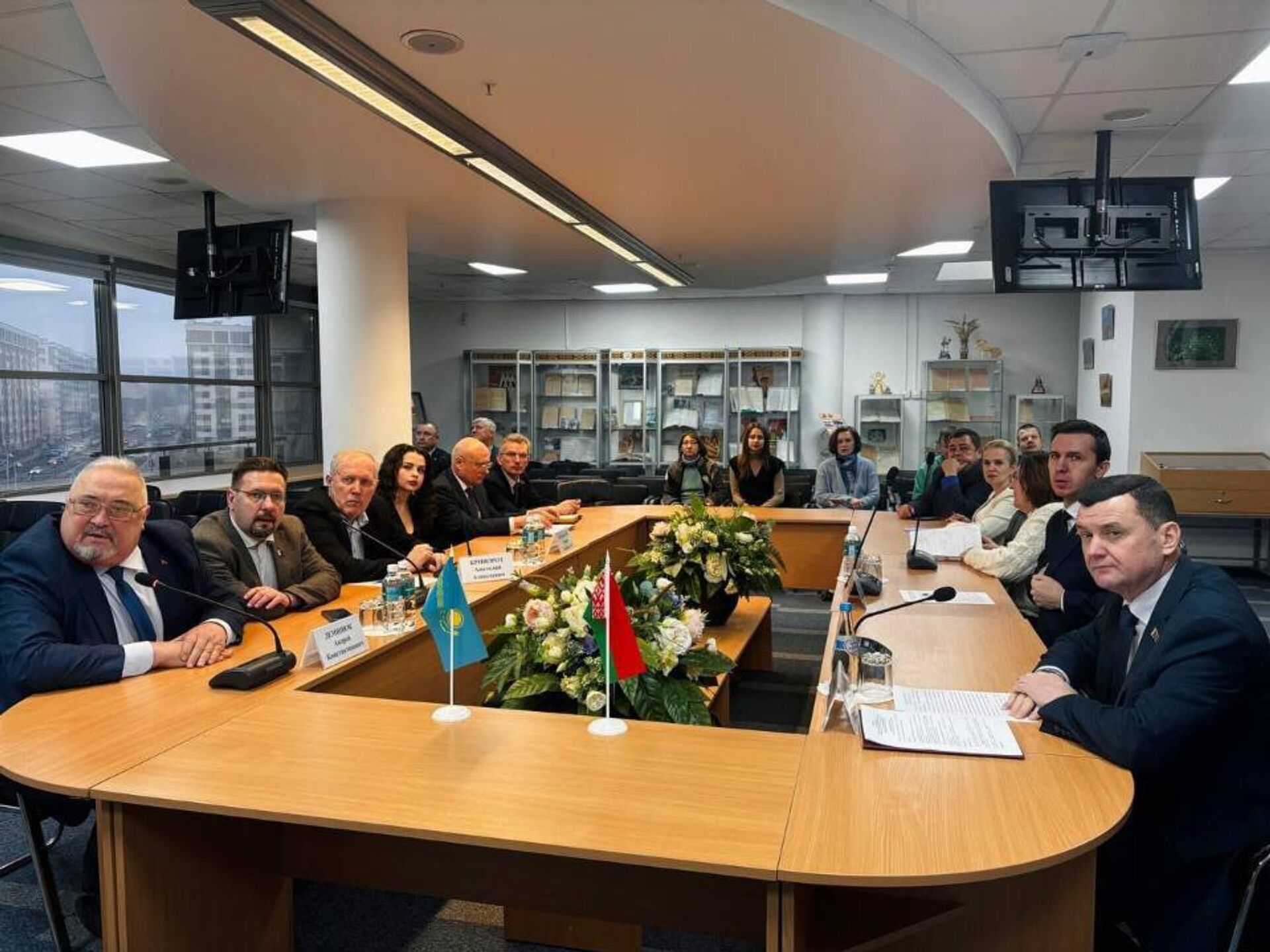 Презентация совместного фотоальбома архивистов Казахстана и Беларуси - Sputnik Казахстан, 1920, 19.12.2025